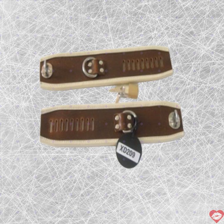 Zorbo Saddle Cuffs - Da Ngựa Trói Khóa Nặng
